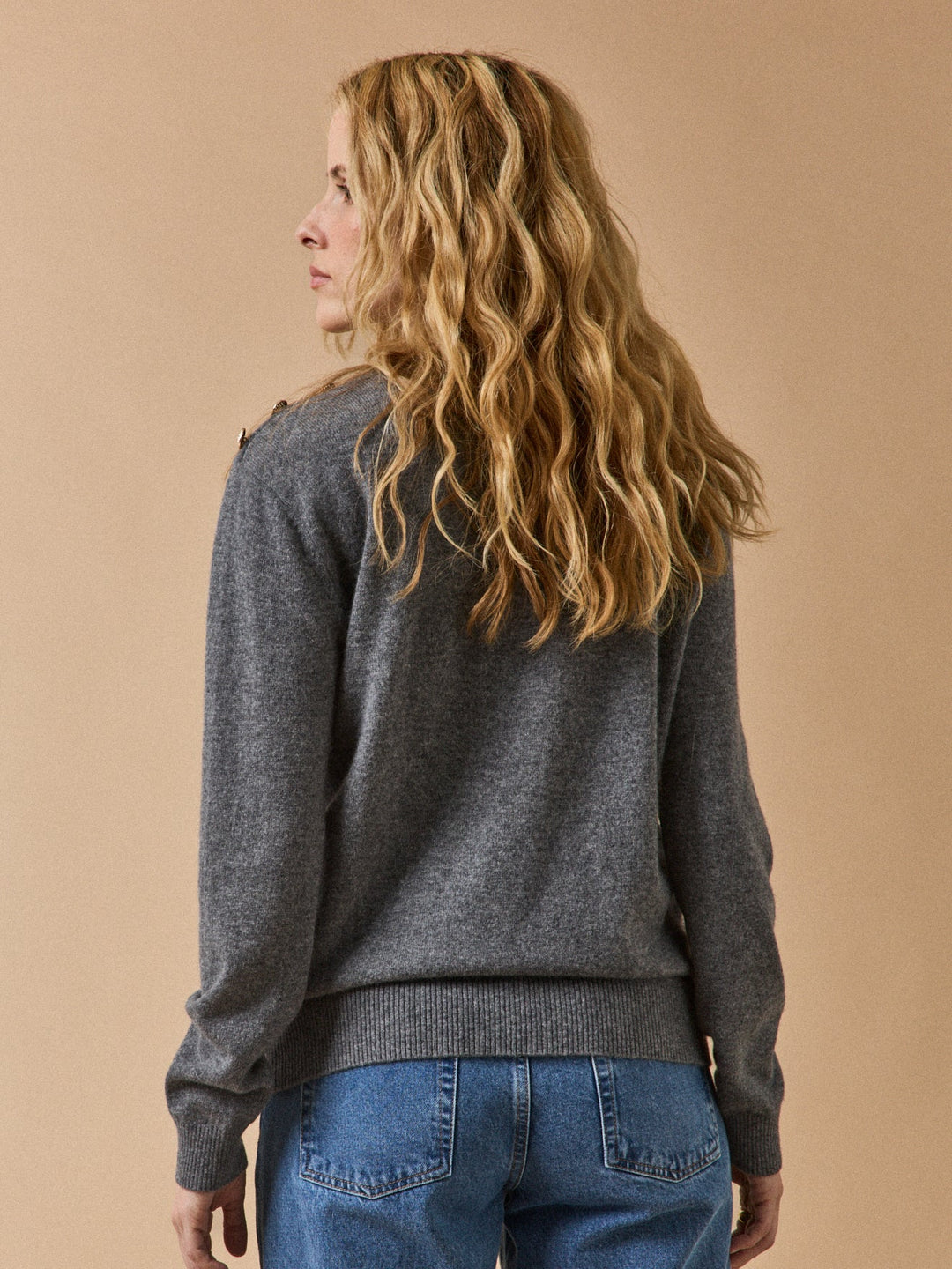 Clara | Pull col rond en cachemire avec boutons dorés