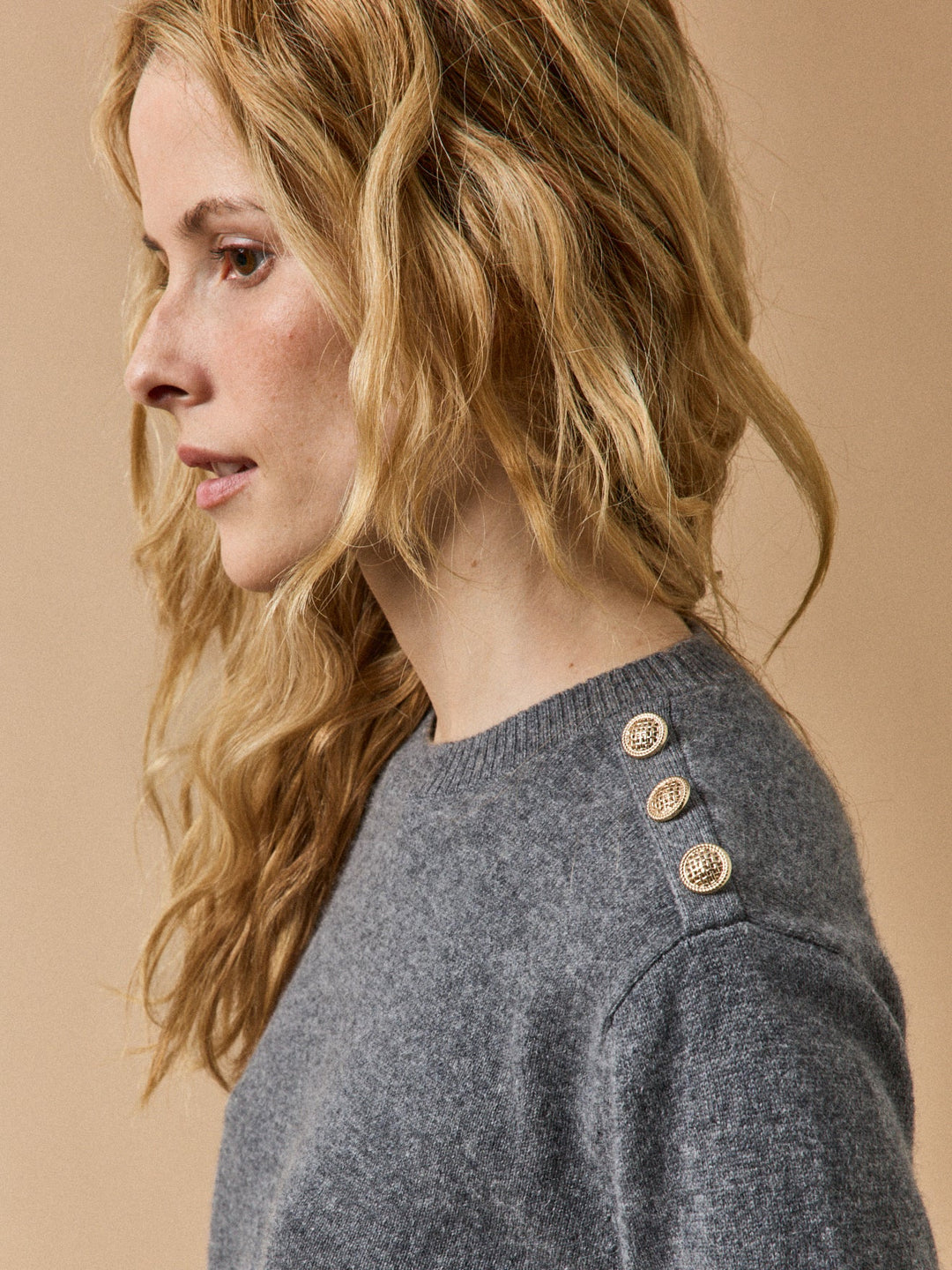 Clara | Pull col rond en cachemire avec boutons dorés
