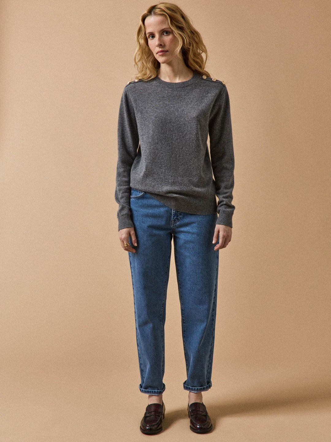 Clara | Pull col rond en cachemire avec boutons dorés