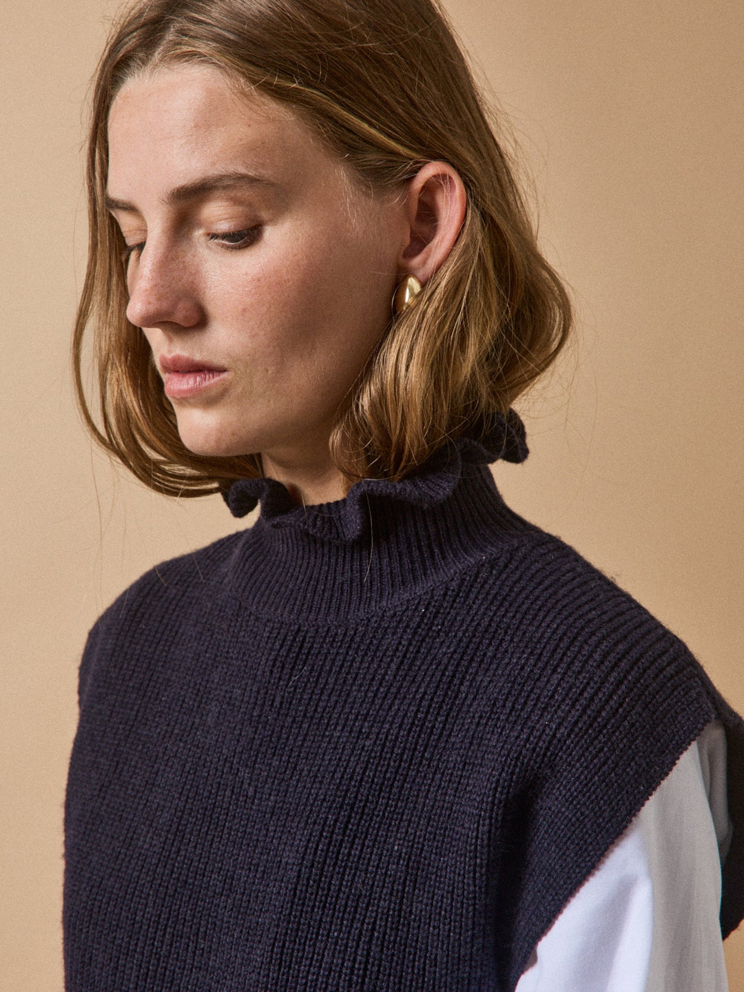 Capucine | Pull sans manches à col froufrou